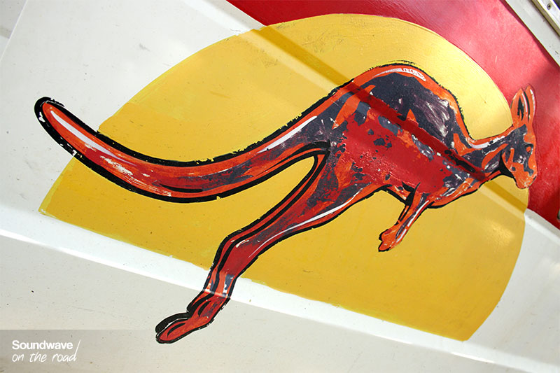Peinture d'un kangourou rouge sur la porte d'un van