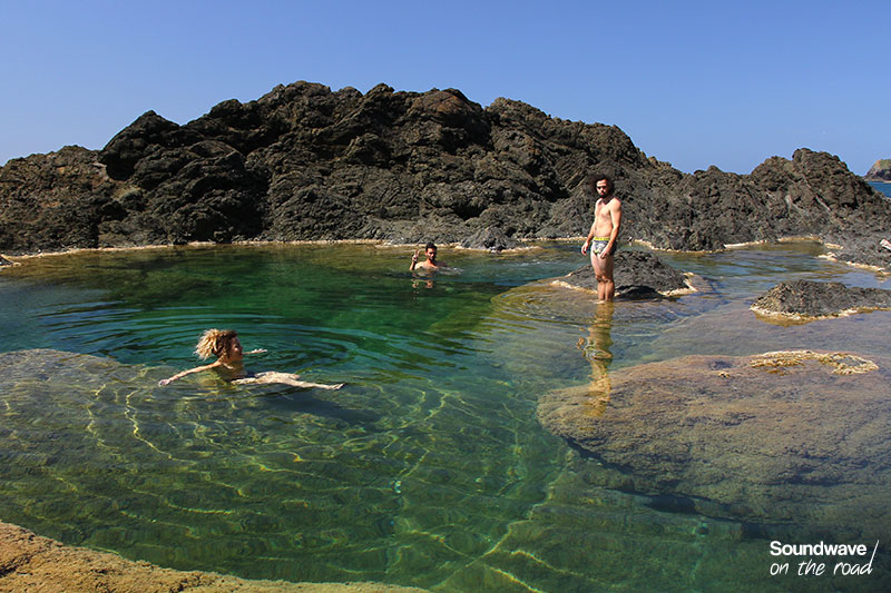 Nageurs dans une piscine naturelle