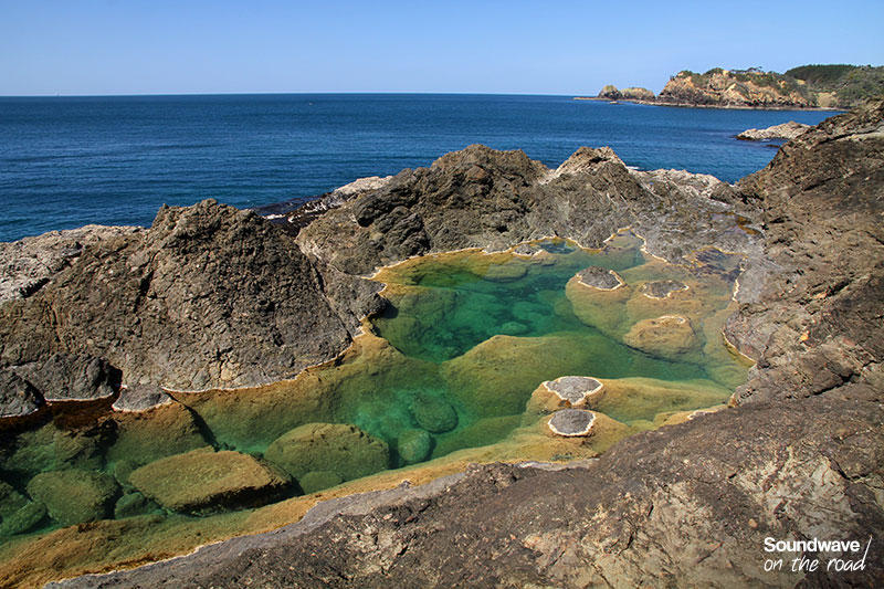 Sublime bassin naturel aux eaux claires en Nouvelle Zélande