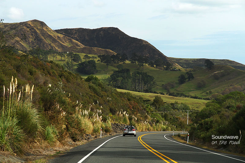 Double ligne jaune sur une route de Nouvelle Zélande
