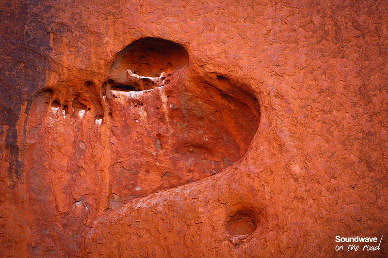 La roche forme un cœur sur la surface d'Ayers Rock
