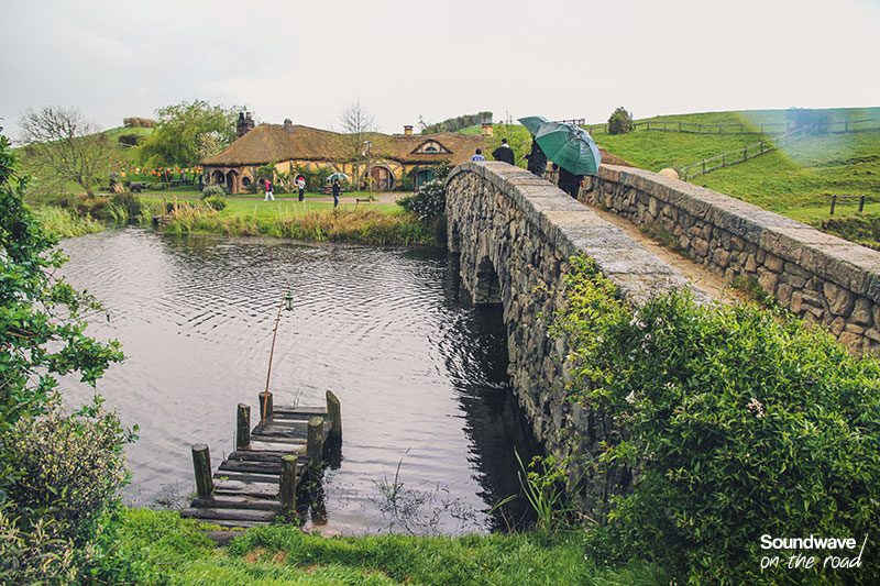 Pont de pierre au dessus d'un étang