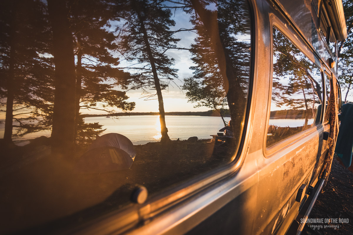 Vanlife dreams - Reflets du lac sur les vitres du van