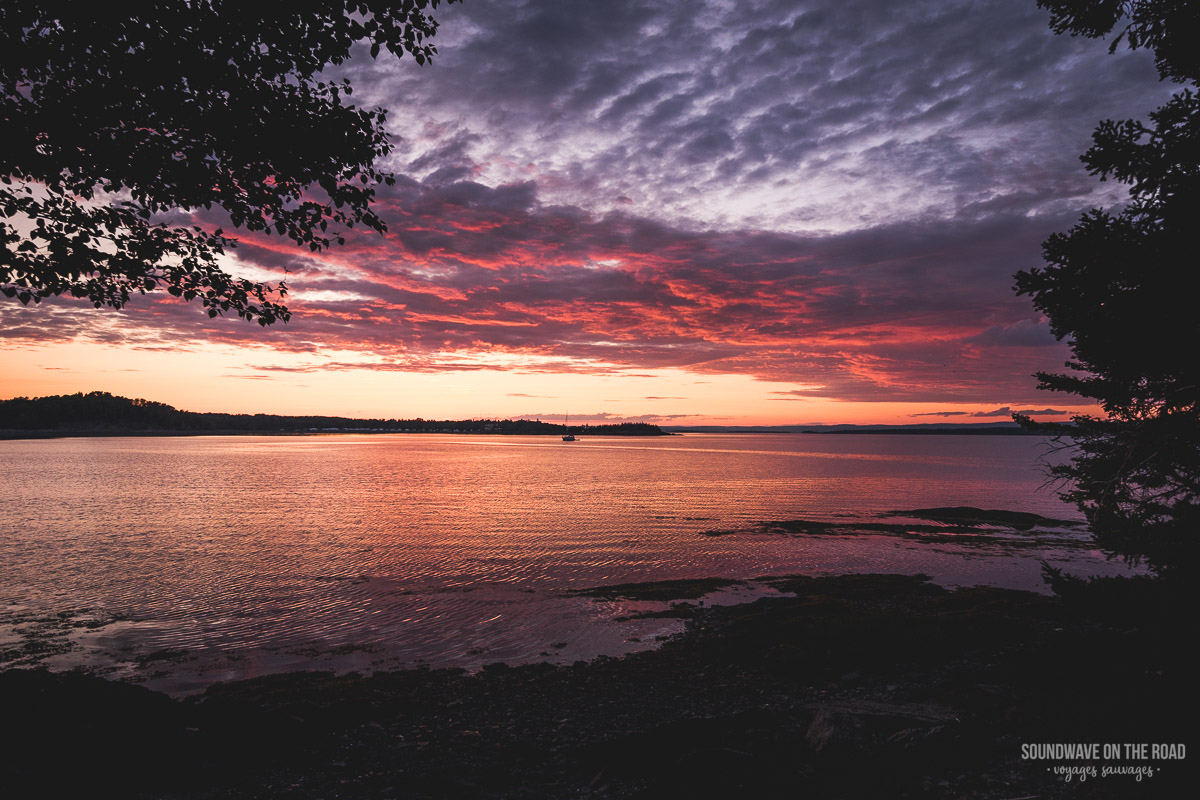 Coucher de soleil flamboyant au Canada