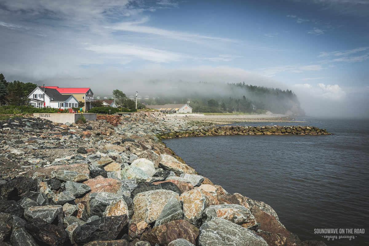 La brume sur le village d'Alma au Nouveau Brunswick