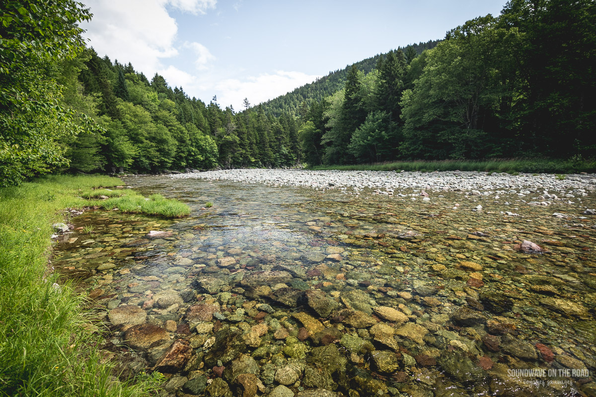 Rivière cryistalline dans le parc national de Fundy au Nouveau Brunswick