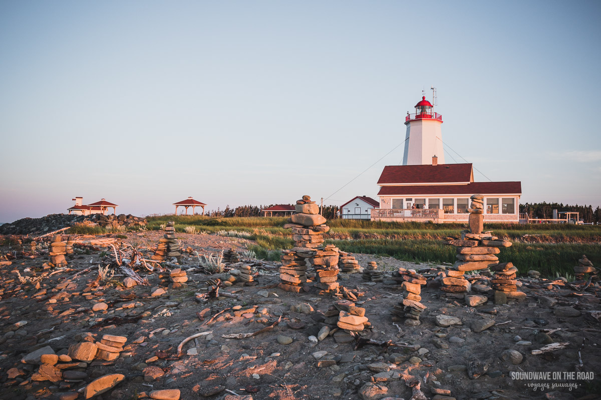 Phare de l'Île Miscou et inuksuit, péninsule Acadienne, Nouveau Brunswick, Canada